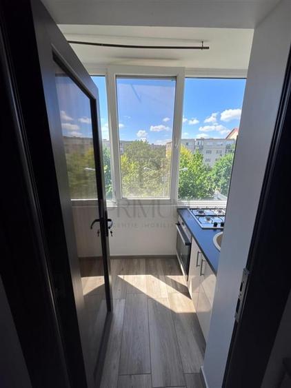 Apartament cu 3 camere decomandat în Girocului
