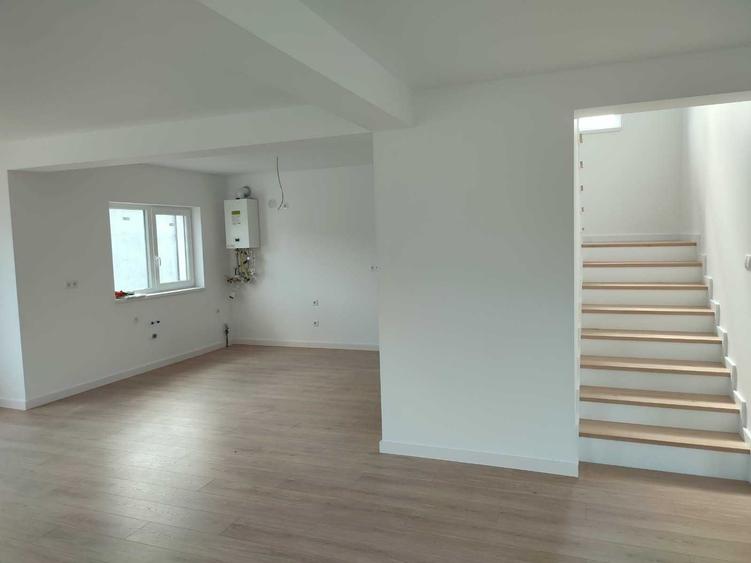 Casă cu 4 camere în Central