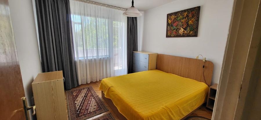 Apartament cu 4 camere semidecomandat, mobilat în City Park Mall
