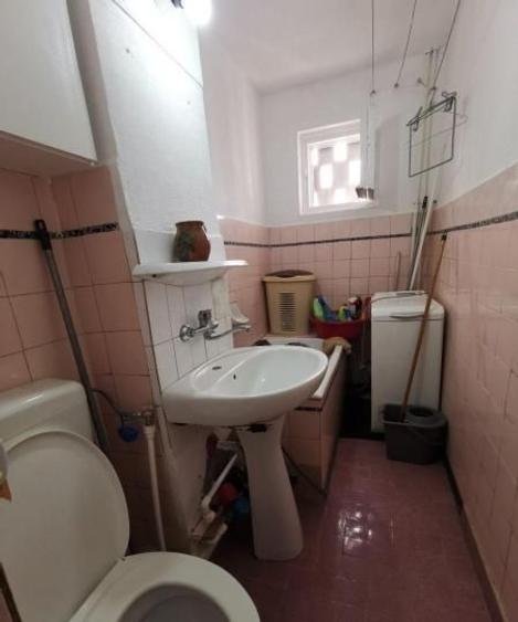 Apartament cu 3 camere semidecomandat în Km 4-5