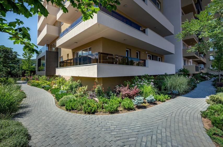 Apartament cu 4 camere semidecomandat în Astra