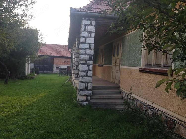 Casă cu Teren 1600 Mp în Lăzarea
