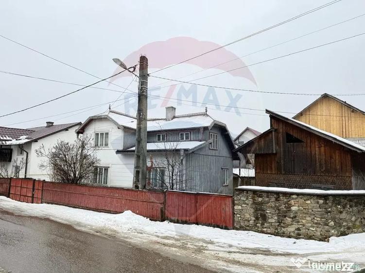Casă cu 4 camere cu Teren 694 Mp în Central