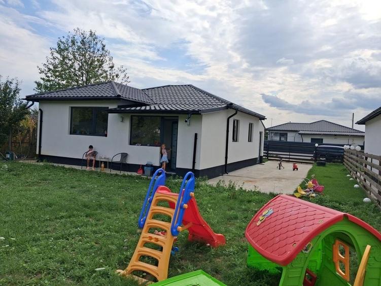 Casă cu 3 camere în Piscani