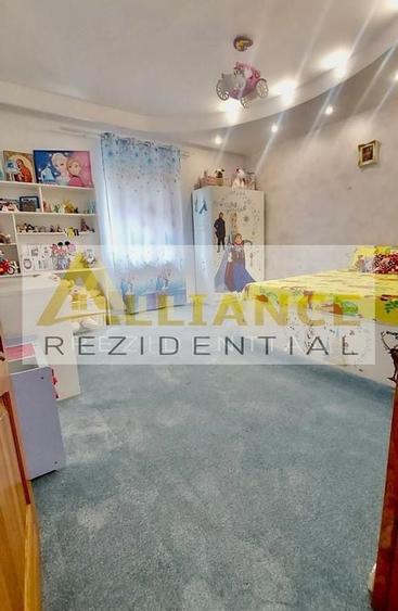 Casă cu 5 camere cu Teren 449 Mp în Apărătorii Patriei