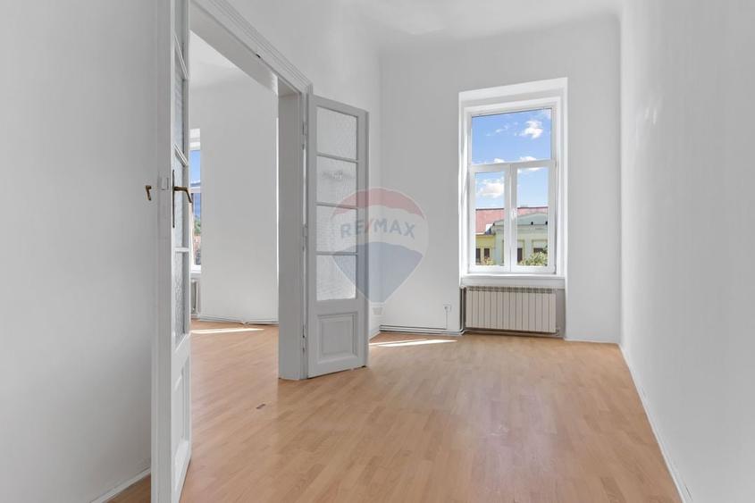 Apartament cu 3 camere semidecomandat în Central