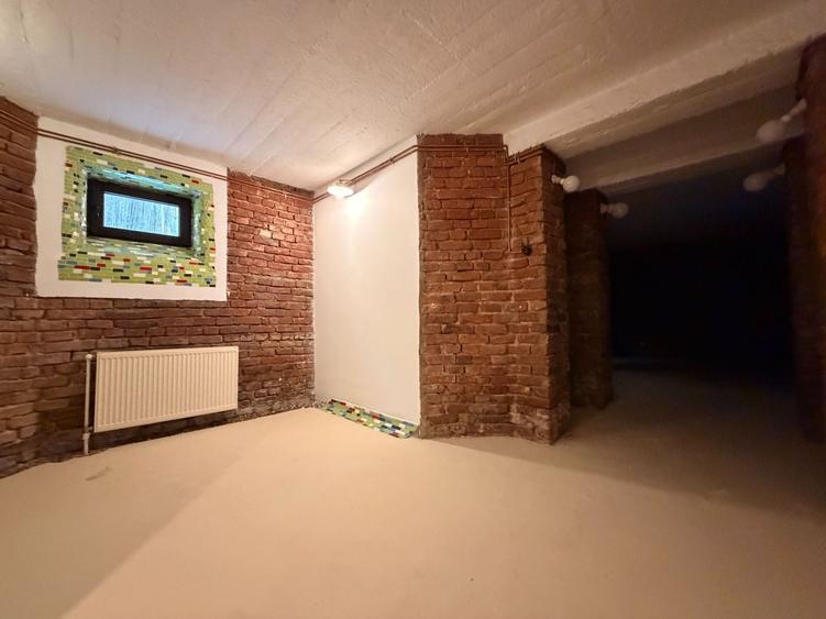 Birou, de 250 mp, în Romană