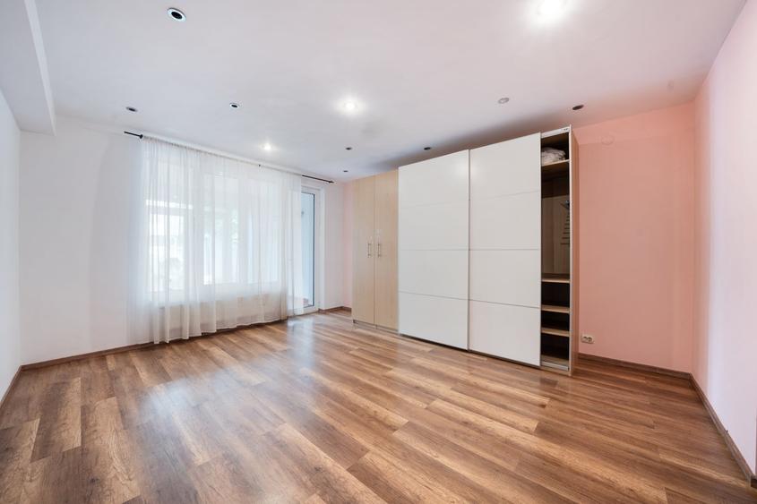 Apartament cu 3 camere semidecomandat, mobilat în Mihai Bravu