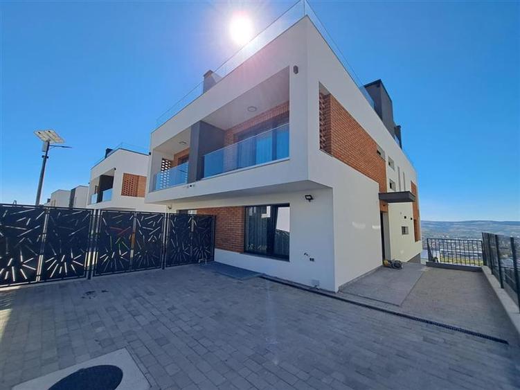 Duplex cu 5 camere cu Canalizare în Iris