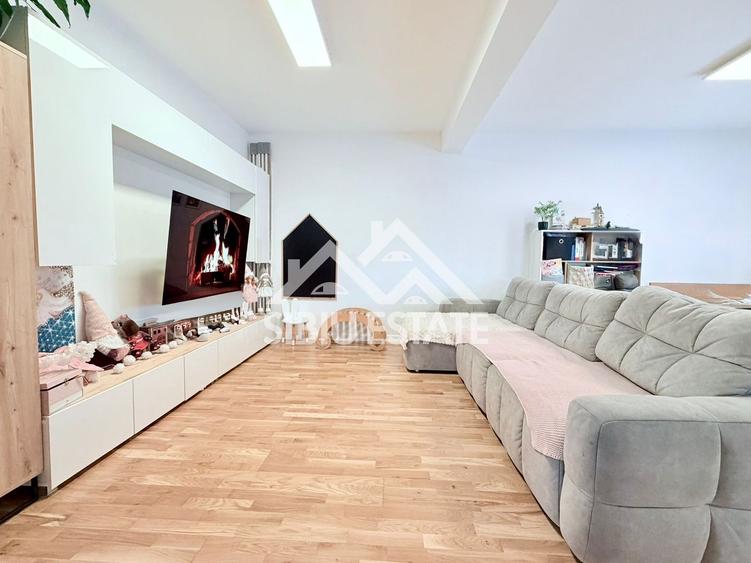 Duplex cu 5 camere cu Canalizare în Cristian