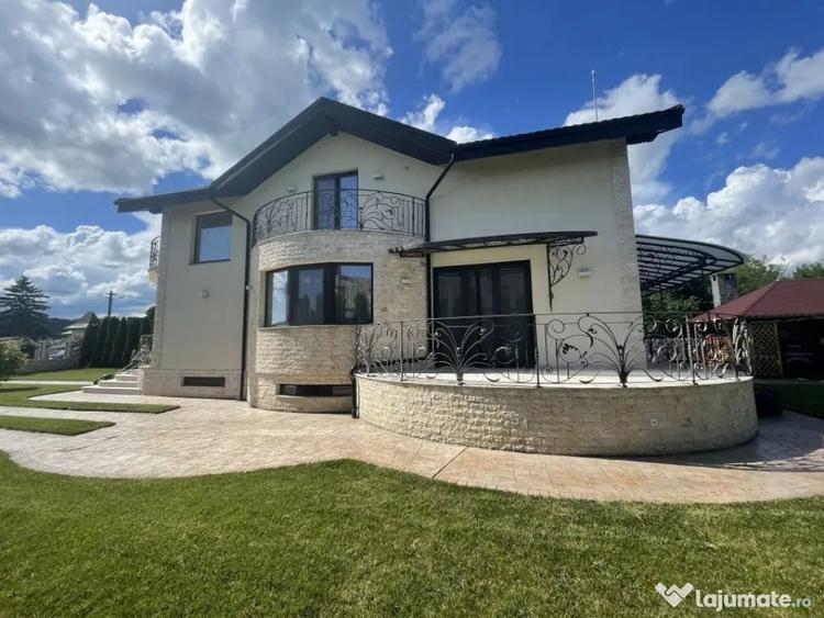 Casă cu 7 camere cu Teren 1042 Mp în Cornu