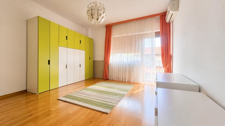 Casă individuală cu 6 camere cu Canalizare în Pipera