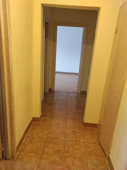 Apartament cu 3 camere semidecomandat în Moinești