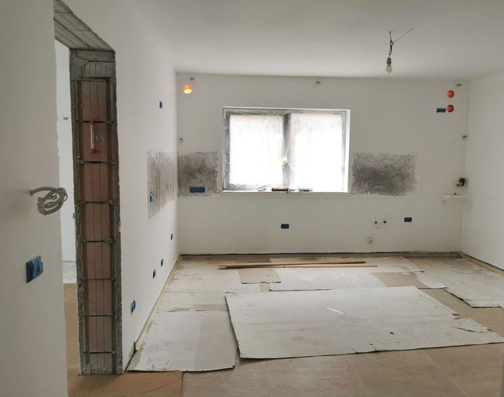Apartament cu 4 camere decomandat în Tractorul