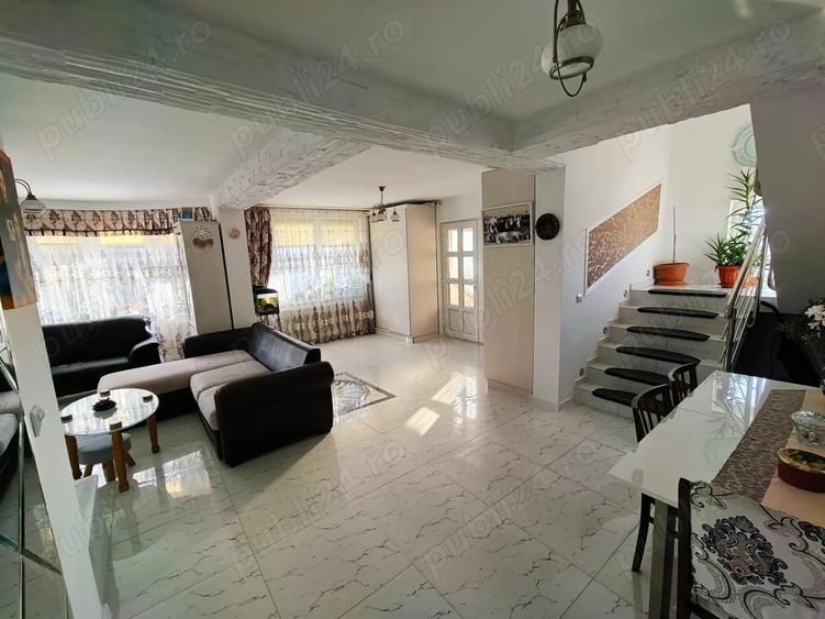 Casă cu 7 camere cu Teren 650 Mp în Central