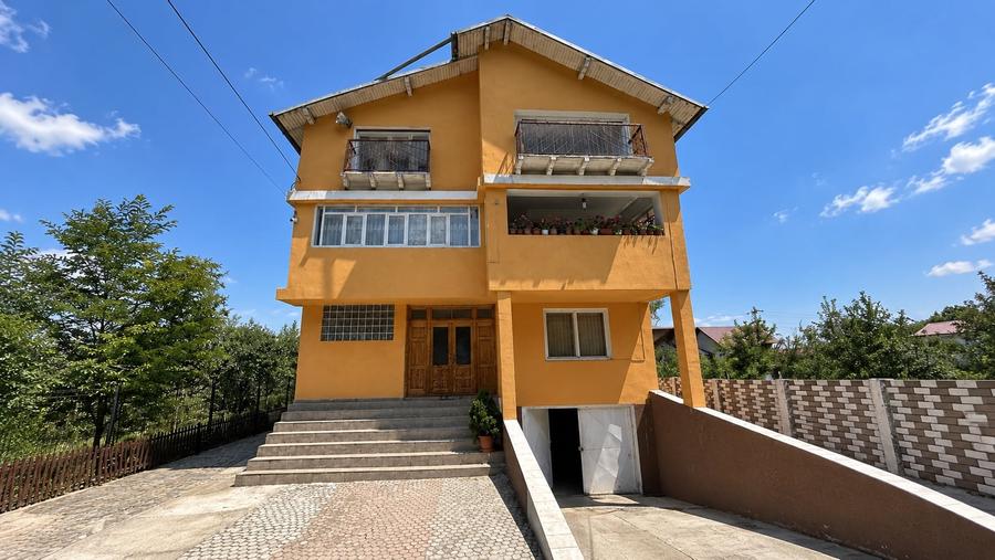 Casă individuală cu 7 camere cu Canalizare în Filipeștii de Pădure
