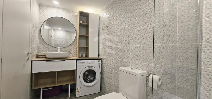 Apartament cu 3 camere semidecomandat, mobilat în Central