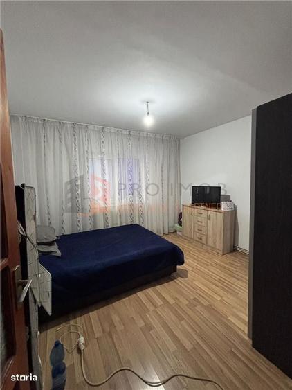 Apartament cu 3 camere decomandat în Lacu