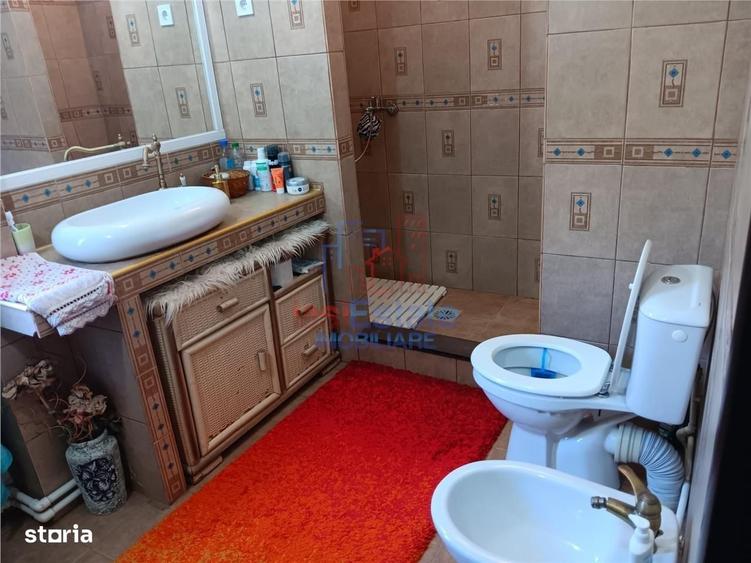 Casă cu 3 camere decomandat în Valea Adâncă