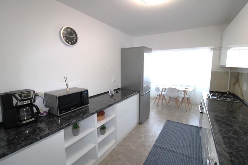 Apartament cu 3 camere decomandat, mobilat în Faleză
