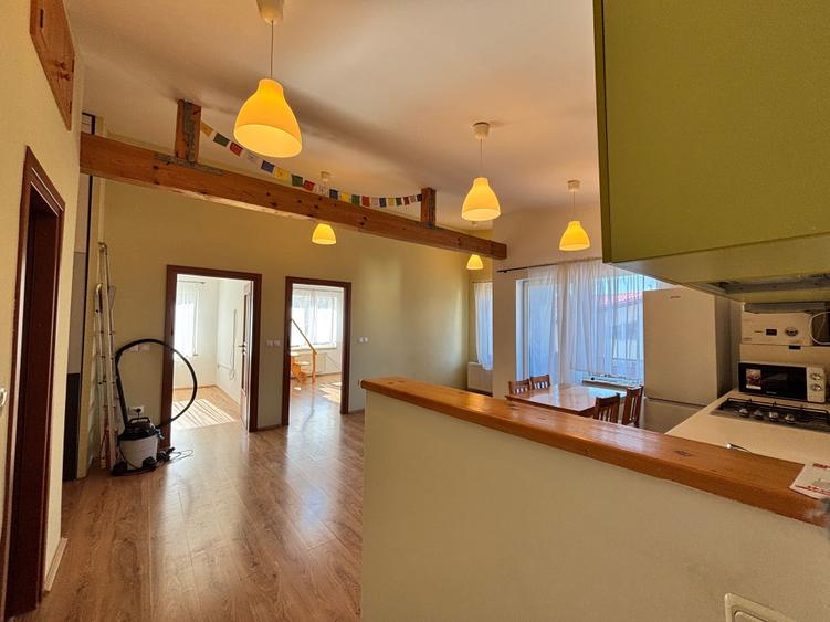 Apartament cu 3 camere semidecomandat în Florești
