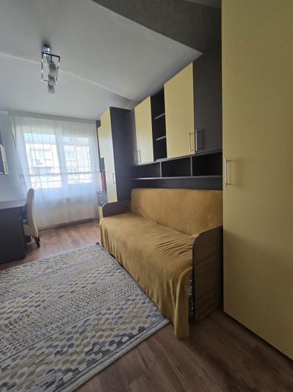 Apartament cu 3 camere semidecomandat, mobilat în Central