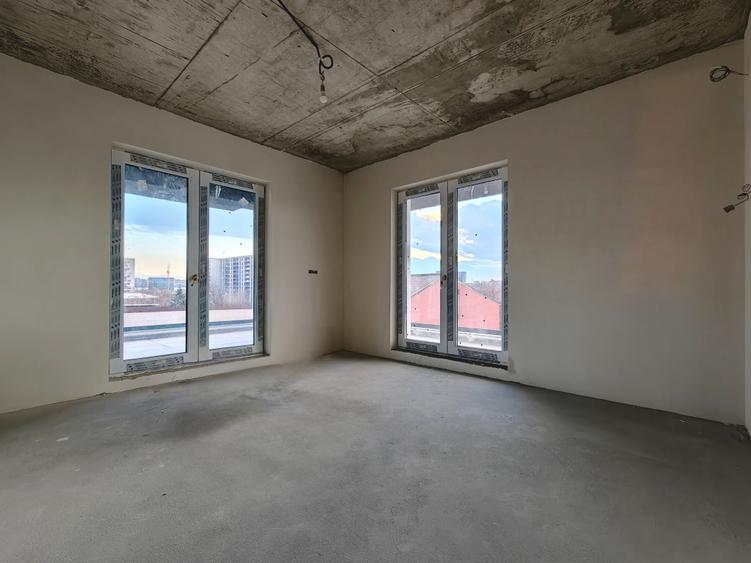 Penthouse cu 4 camere decomandat în Crângași