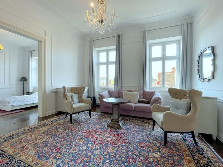Apartament cu 3 camere semidecomandat, mobilat în Central