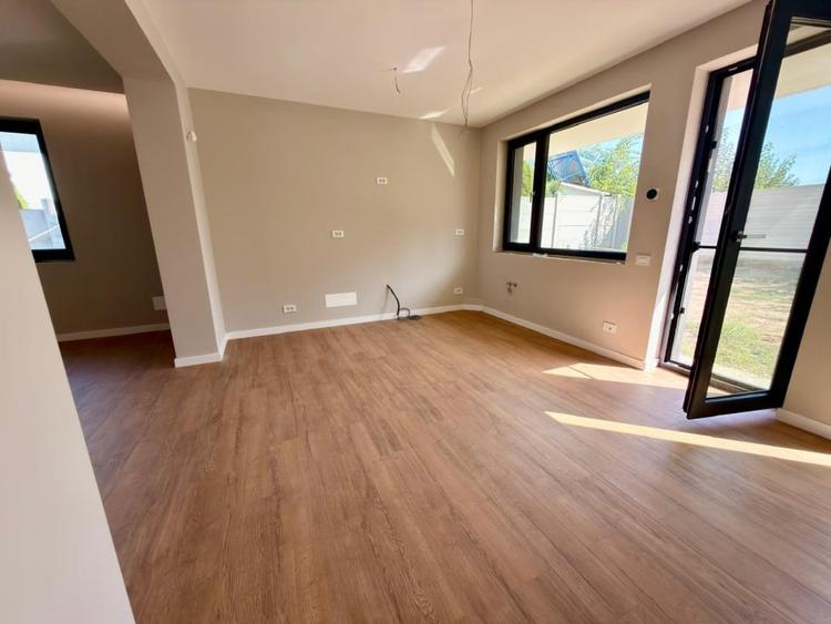 Casă individuală cu 4 camere cu Canalizare în Exterior Est