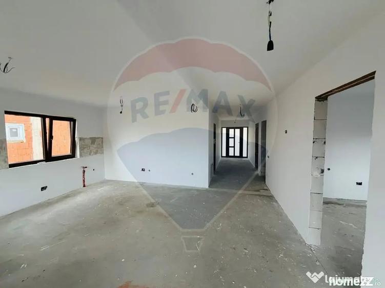 Casă cu 4 camere cu Teren 300 Mp în Betfia