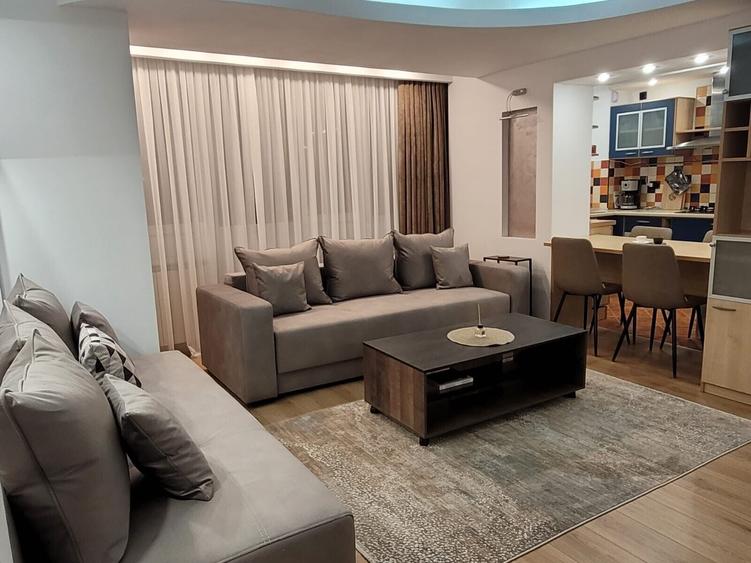 Apartament cu 3 camere semidecomandat în Pajura