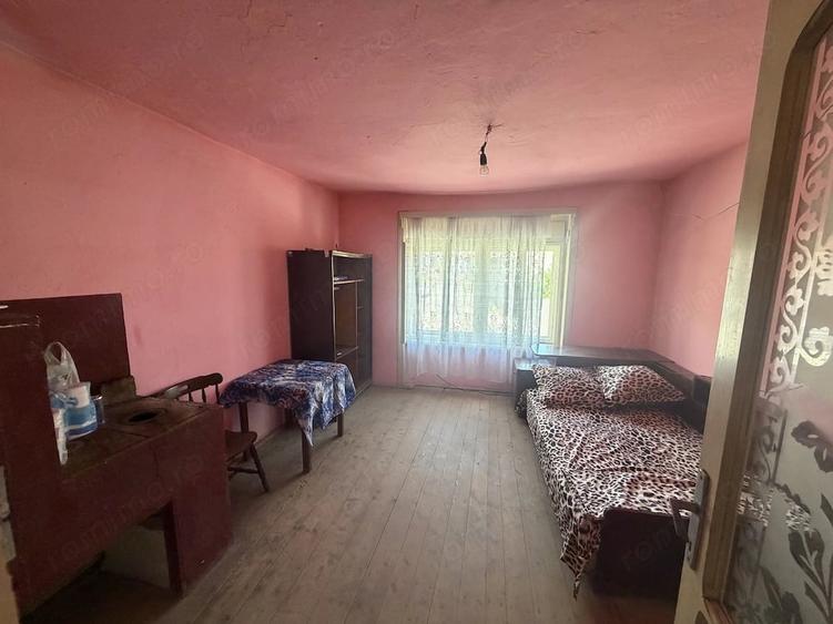 Casă cu Teren 1292 Mp în Lăpușnicel