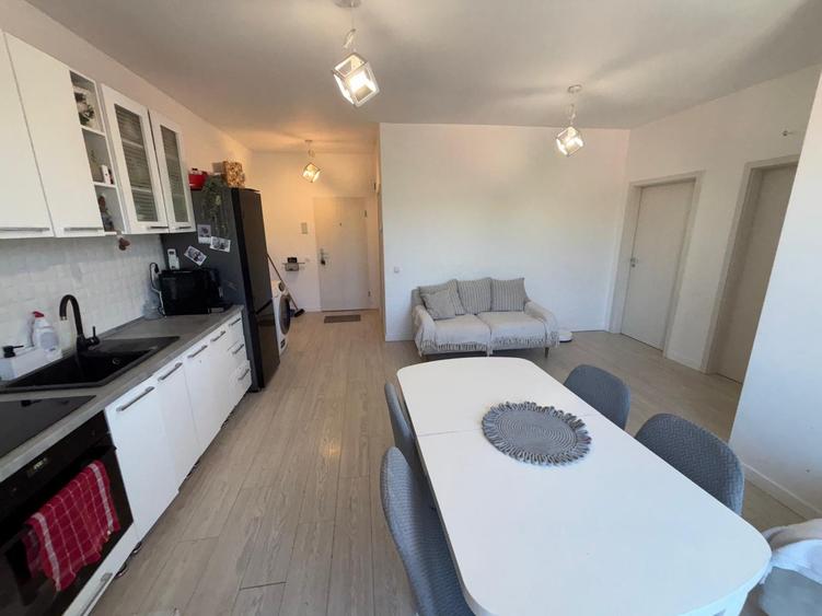 Apartament cu 3 camere semidecomandat, mobilat în Chinteni