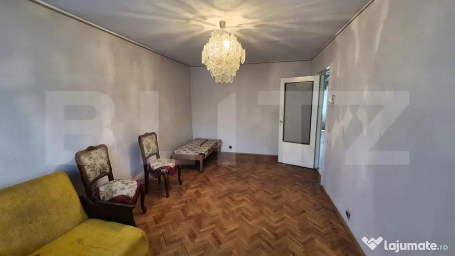 Apartament cu 4 camere semidecomandat în Micro 17