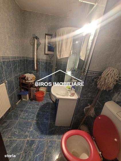 Apartament cu 3 camere decomandat în Rovine
