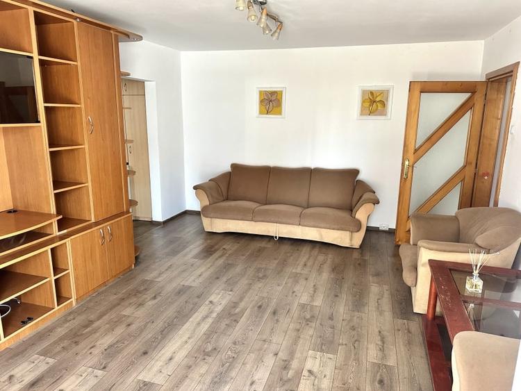 Apartament cu 3 camere semidecomandat, mobilat în Cetate
