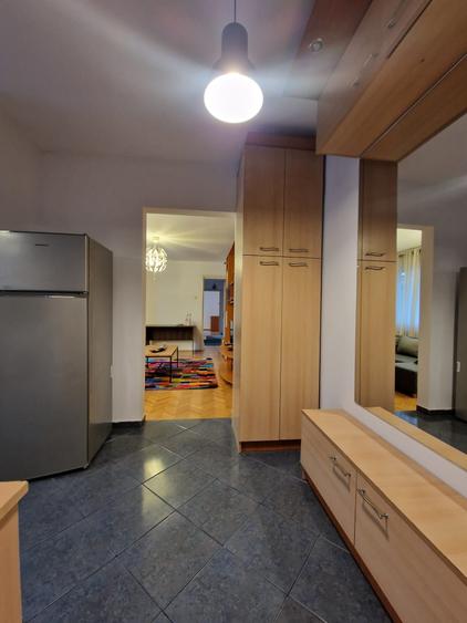 Apartament cu 3 camere semidecomandat în Titan