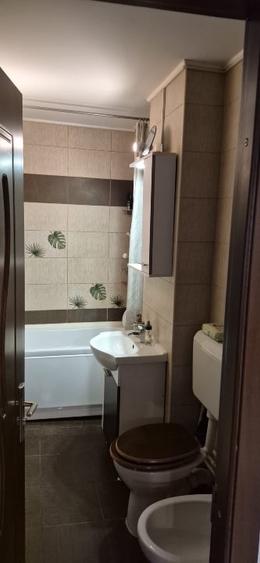 Apartament cu 3 camere decomandat, mobilat în Nicolina