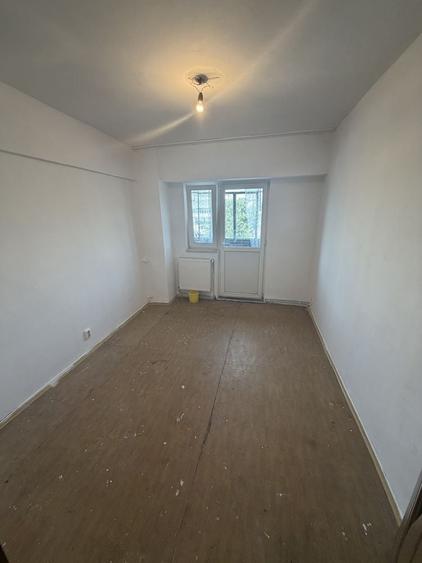 Apartament cu 3 camere decomandat în Calea București