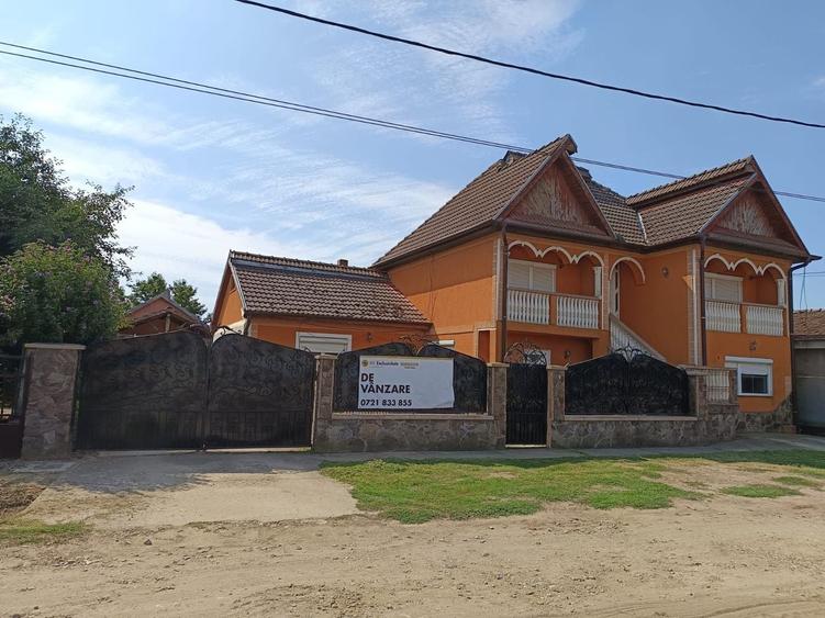 Casă cu 5 camere cu Canalizare în Central