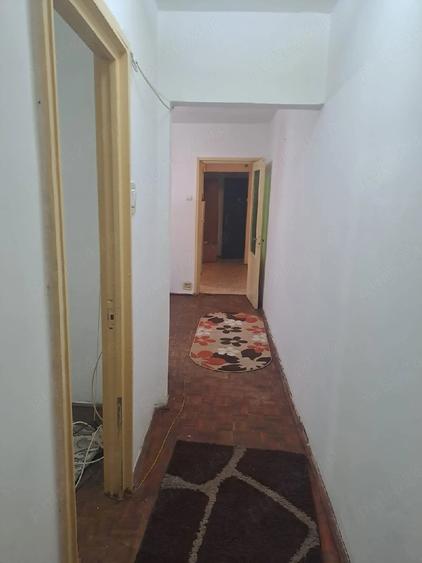 Apartament cu 3 camere semidecomandat în Exterior Vest