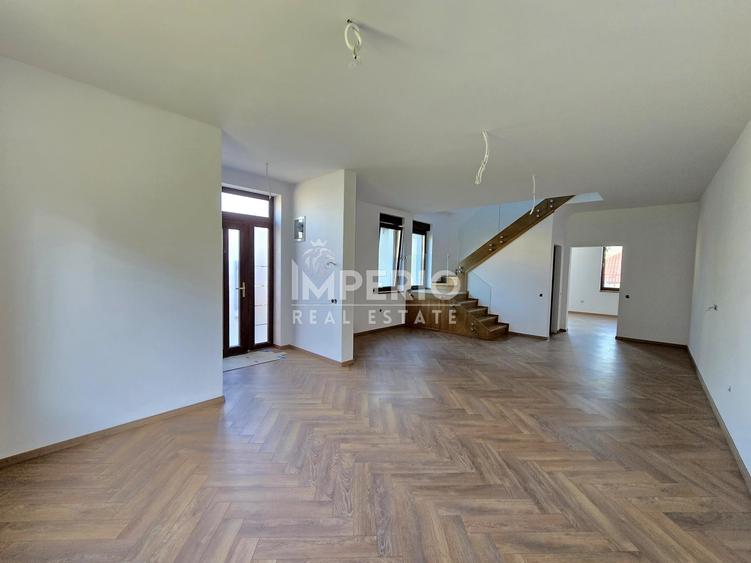 Duplex cu 5 camere cu Canalizare în Gruia
