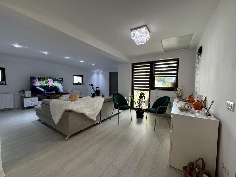Casă cu 7 camere cu Garaj în Central