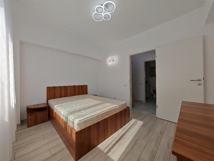 Apartament cu 3 camere decomandat, mobilat în Periferie