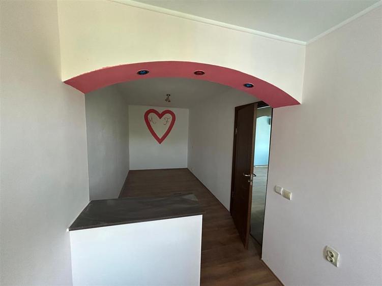 Apartament cu 3 camere semidecomandat în Sud