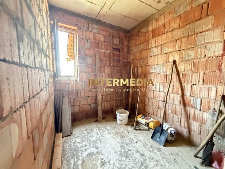 Casă individuală cu 4 camere cu Teren 388 Mp în Cetate
