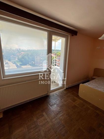 Apartament cu 3 camere semidecomandat în Central