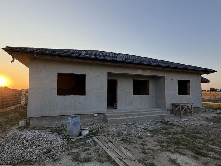 Casă cu 4 camere cu Teren 500 Mp în Joița