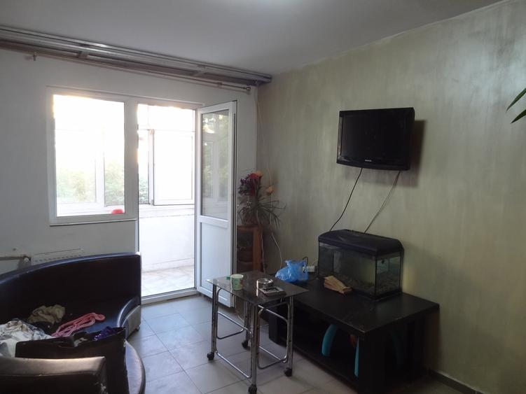 Apartament cu 3 camere nedecomandat în Km 4-5