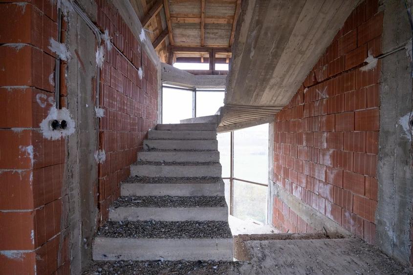 Casă individuală cu 7 camere cu Canalizare în Rontău